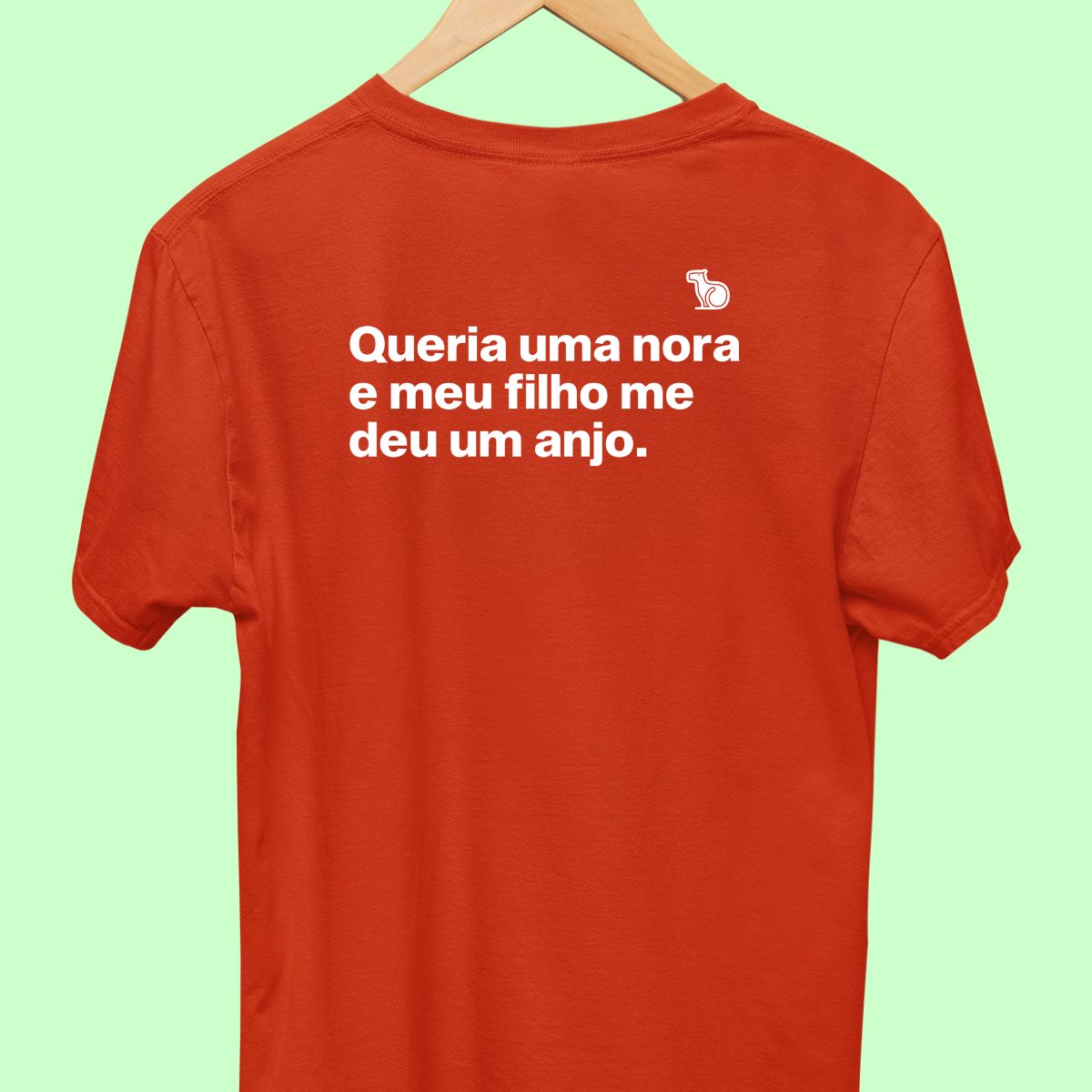 Camiseta com a frase "Queria uma nora e meu filho me deu um anjo." masculina vermelha.