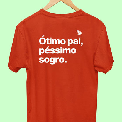 Camiseta com a frase "Ótimo pai, péssimo sogro." masculina vermelha.