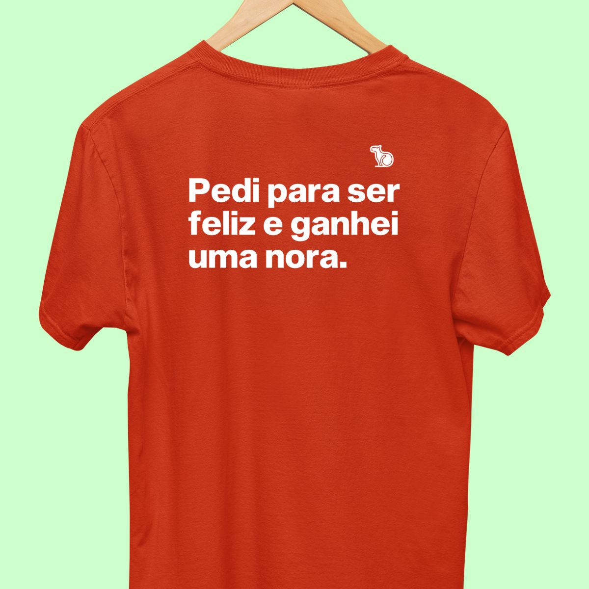 Camiseta com a frase "Pedi para ser feliz e ganhei uma nora." masculina vermelha.