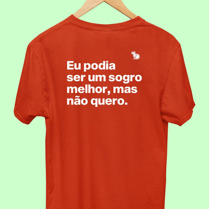 Camiseta com a frase "Eu podia ser um sogro melhor, mas não quero." masculina vermelha.