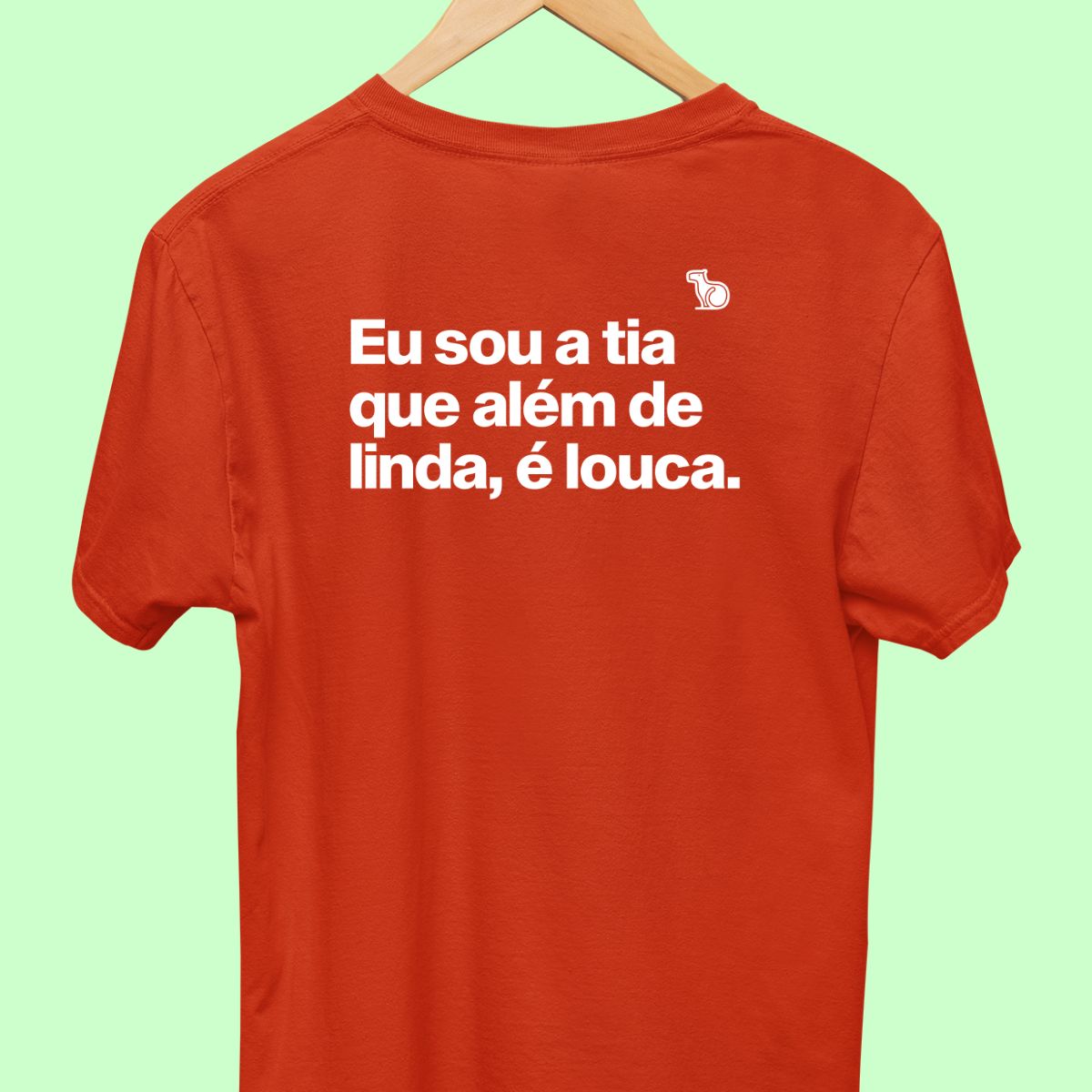 Camiseta com a frase "Eu sou a tia que além de linda, é louca." masculina vermelha.