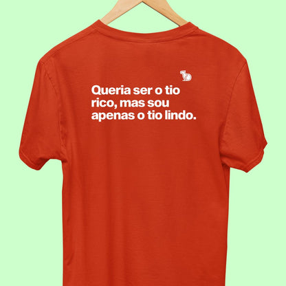 Camiseta com a frase "Queria ser o tio rico, mas sou apenas o tio lindo." masculina vermelha.