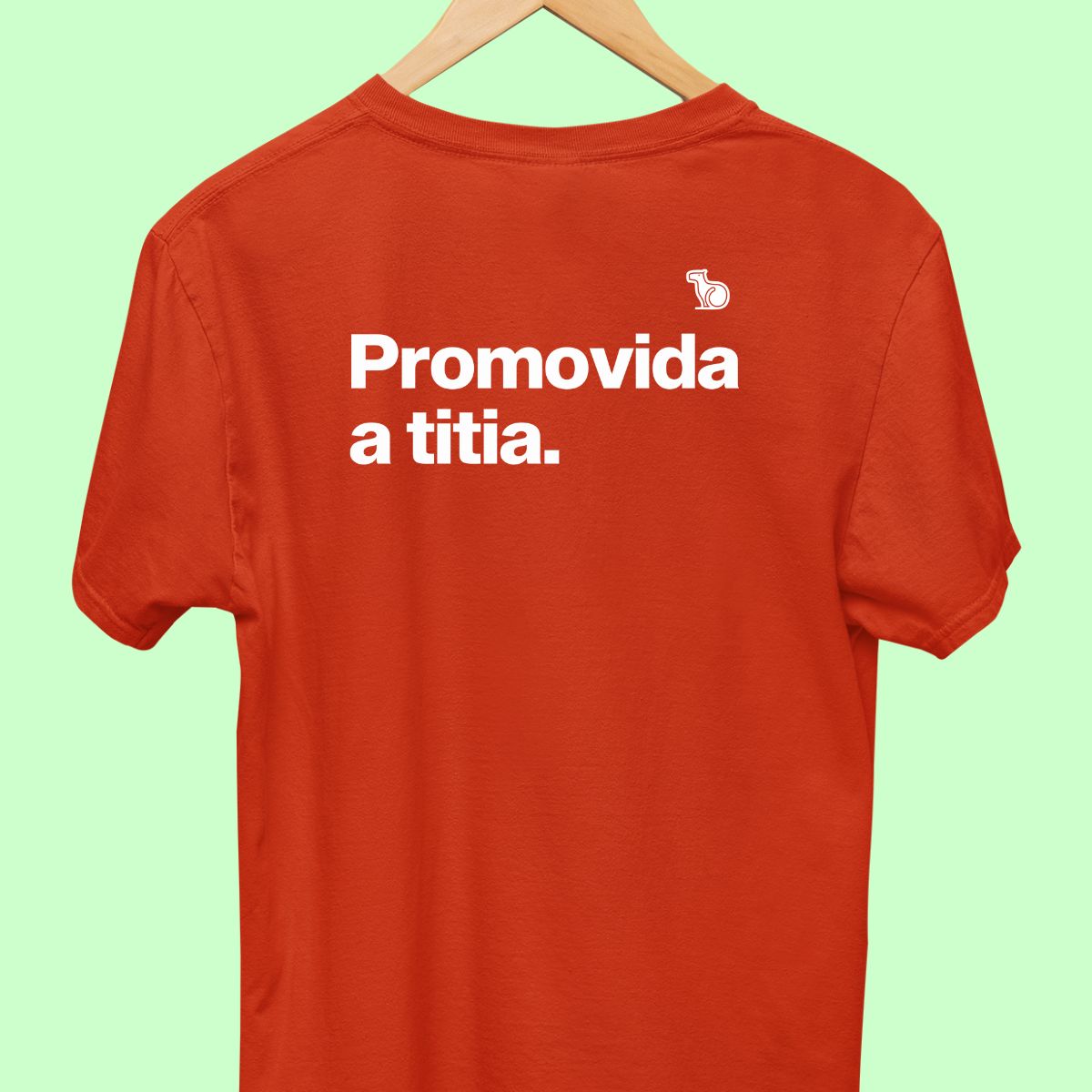 Camiseta com a frase "promovida a titia" masculina vermelha.