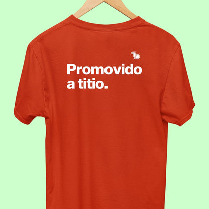 Camiseta com a frase "promovido a titio" masculina vermelha.