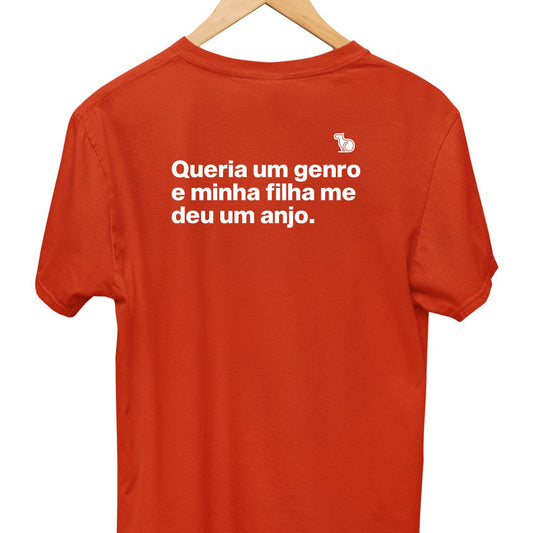 Camiseta com a frase "Queria um genro e minha filha me deu um anjo." masculina vermelha.