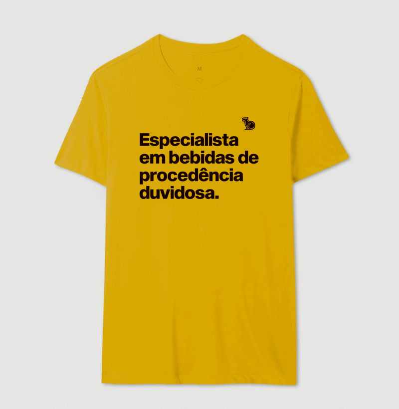 CAMISETA CARNAVAL ESPECIALISTA EM BEBIDAS DUVIDOSAS