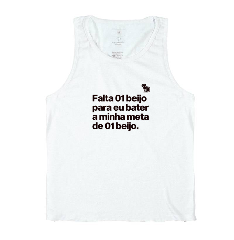 CAMISETA REGATA CARNAVAL FALTA UM BEIJO PARA BATER MINHA META