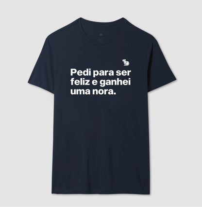 CAMISETA PEDI PARA SER FELIZ E GANHEI UMA NORA