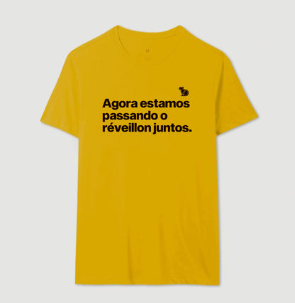 CAMISETA CASAL AGORA ESTAMOS PASSANDO O RÉVEILLON JUNTOS