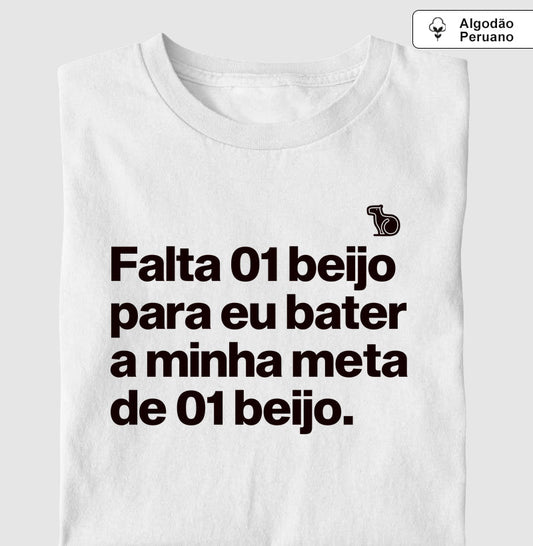 CAMISETA / REGATA / CROPPED CARNAVAL FALTA UM BEIJO PARA BATER MINHA META