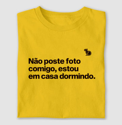 CAMISETA NÃO POSTE FOTO COMIGO ESTOU EM CASA DORMINDO