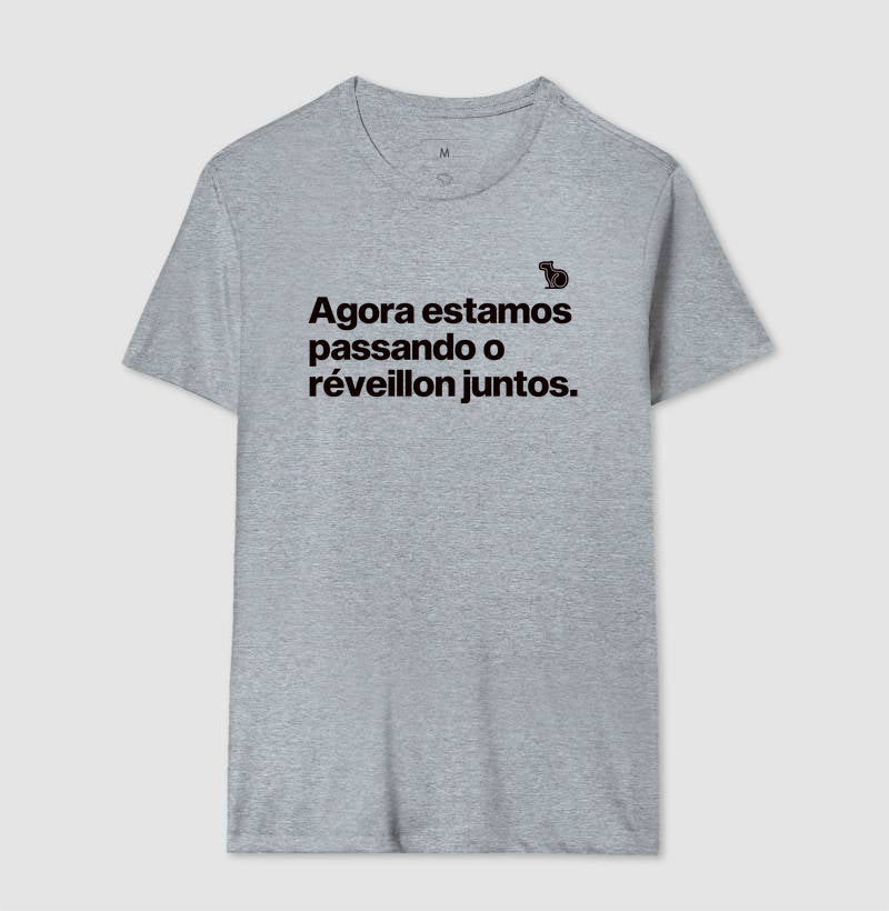 CAMISETA CASAL AGORA ESTAMOS PASSANDO O RÉVEILLON JUNTOS