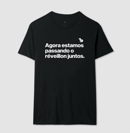 CAMISETA CASAL AGORA ESTAMOS PASSANDO O RÉVEILLON JUNTOS