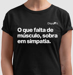 CAMISETA ACADEMIA FALTA DE MÚSCULO E SOBRA SIMPATIA