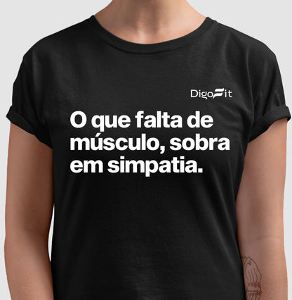 CAMISETA ACADEMIA FALTA DE MÚSCULO E SOBRA SIMPATIA