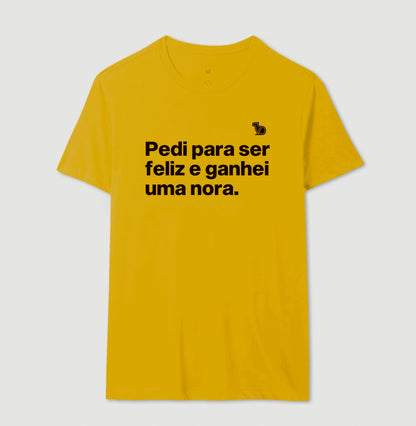 CAMISETA PEDI PARA SER FELIZ E GANHEI UMA NORA
