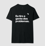 CAMISETA CASAL EU TIRO A GENTE DOS PROBLEMAS