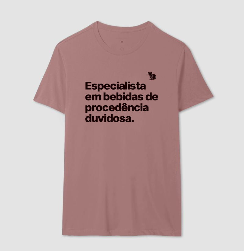 CAMISETA CARNAVAL ESPECIALISTA EM BEBIDAS DUVIDOSAS