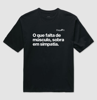 OVERSIZED ACADEMIA FALTA DE MÚSCULO E SOBRA SIMPATIA