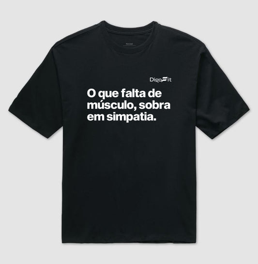 OVERSIZED ACADEMIA FALTA DE MÚSCULO E SOBRA SIMPATIA