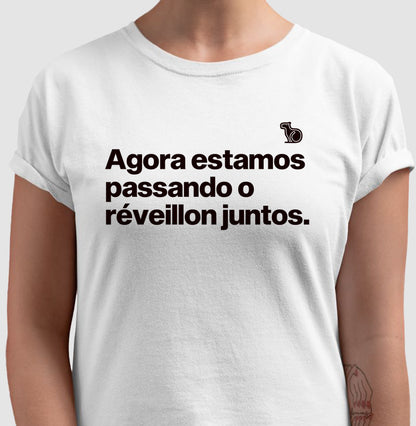 CAMISETA CASAL AGORA ESTAMOS PASSANDO O RÉVEILLON JUNTOS