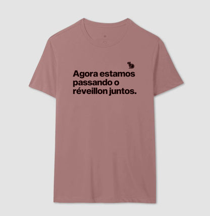 CAMISETA CASAL AGORA ESTAMOS PASSANDO O RÉVEILLON JUNTOS