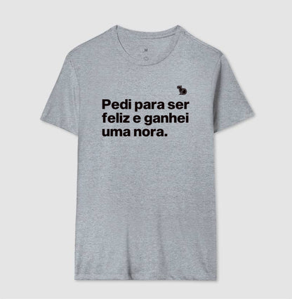 CAMISETA PEDI PARA SER FELIZ E GANHEI UMA NORA