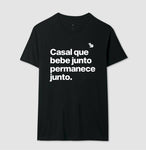 CAMISETA CASAL QUE BEBE JUNTO