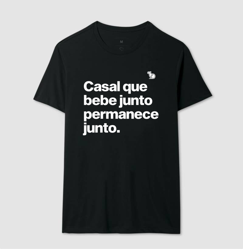 CAMISETA CASAL QUE BEBE JUNTO