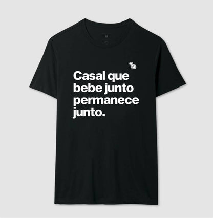 CAMISETA CASAL QUE BEBE JUNTO