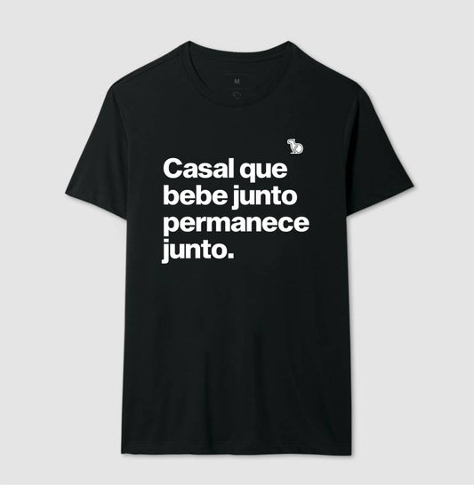 CAMISETA CASAL QUE BEBE JUNTO