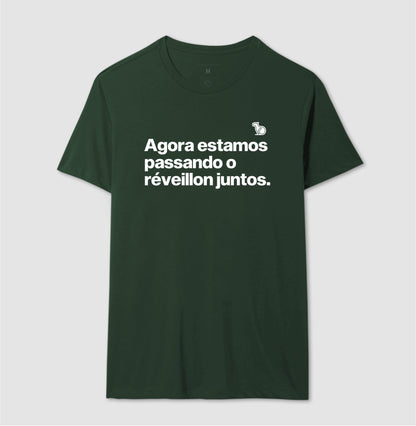 CAMISETA CASAL AGORA ESTAMOS PASSANDO O RÉVEILLON JUNTOS