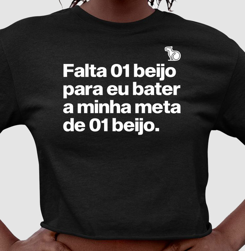 CAMISETA / REGATA / CROPPED CARNAVAL FALTA UM BEIJO PARA BATER MINHA META