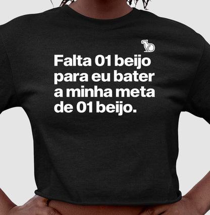 CAMISETA / REGATA / CROPPED CARNAVAL FALTA UM BEIJO PARA BATER MINHA META