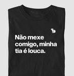 CAMISETA ADULTO NÃO MEXE COMIGO MINHA TIA É LOUCA