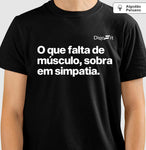 CAMISETA ALGODÃO PERUANO ACADEMIA FALTA DE MÚSCULO E SOBRA SIMPATIA