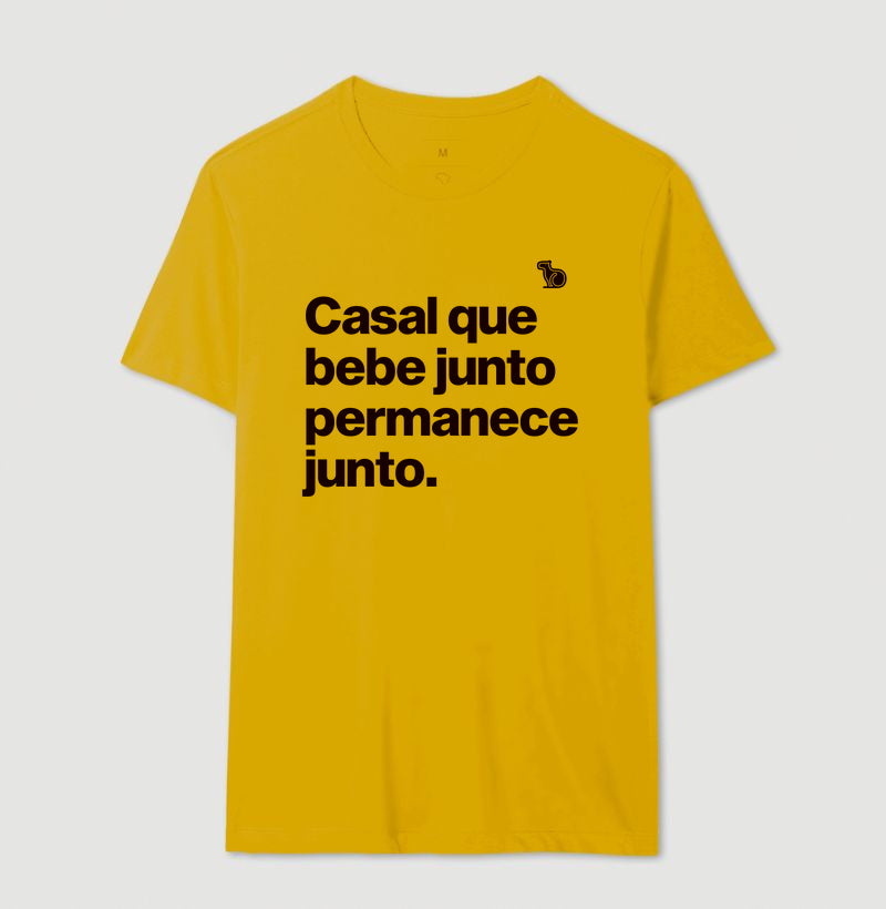 CAMISETA CASAL QUE BEBE JUNTO