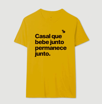 CAMISETA CASAL QUE BEBE JUNTO
