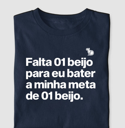 CAMISETA / REGATA / CROPPED CARNAVAL FALTA UM BEIJO PARA BATER MINHA META