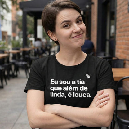 CAMISETA EU SOU A TIA QUE ALÉM DE LINDA É LOUCA