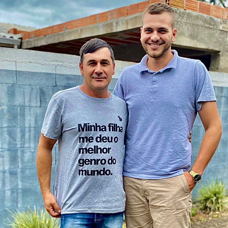 Imagem do cliente com seu sogro usando a camiseta com a frase "minha filha me deu o melhor genro do mundo.