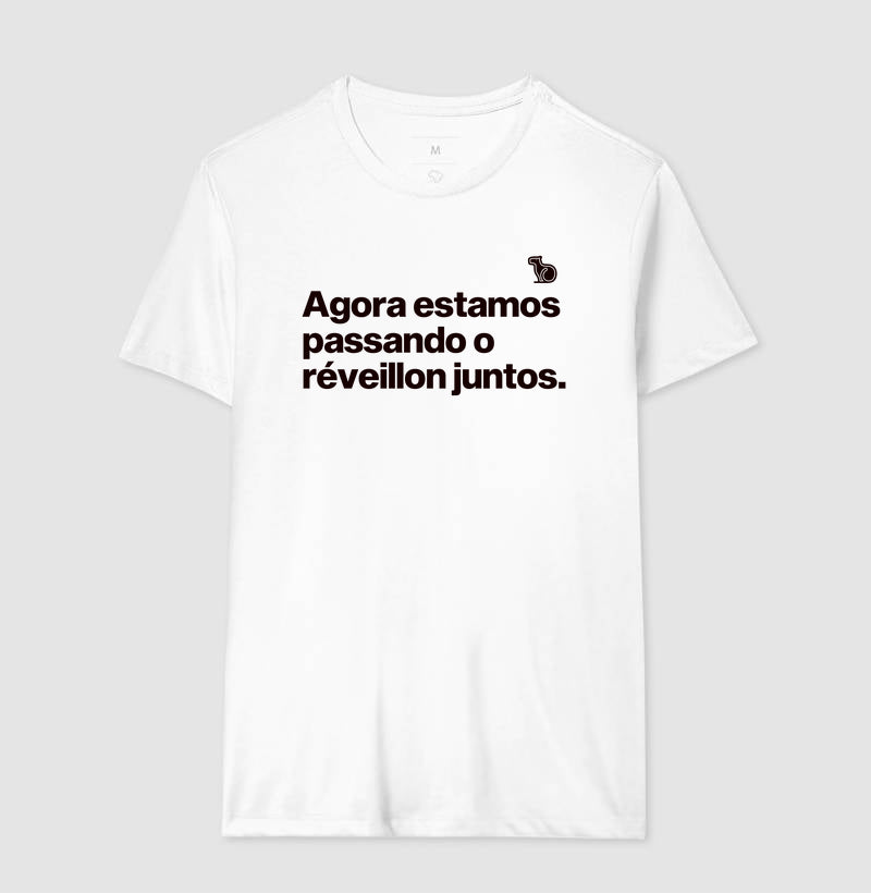 CAMISETA CASAL AGORA ESTAMOS PASSANDO O RÉVEILLON JUNTOS