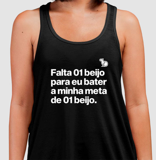 CAMISETA REGATA CARNAVAL FALTA UM BEIJO PARA BATER MINHA META