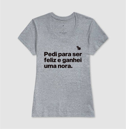 CAMISETA PEDI PARA SER FELIZ E GANHEI UMA NORA