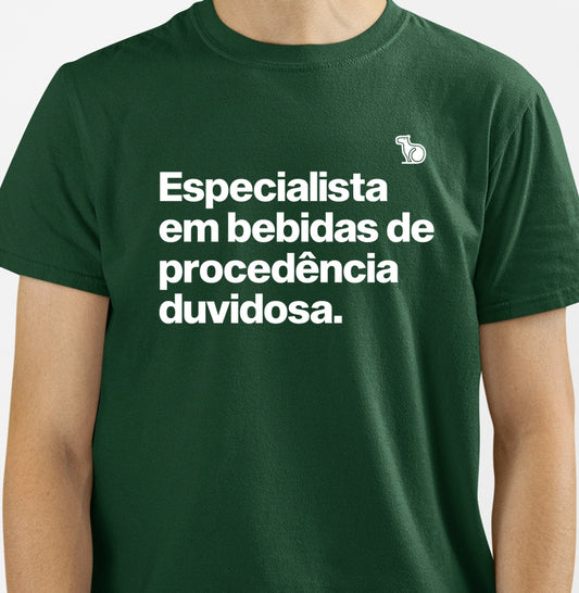 CAMISETA CARNAVAL ESPECIALISTA EM BEBIDAS DUVIDOSAS