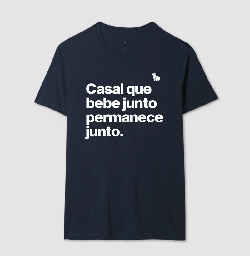 CAMISETA CASAL QUE BEBE JUNTO