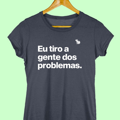 CAMISETA CASAL 02 - UM COLOCA EM PROBLEMAS OUTRO TIRA