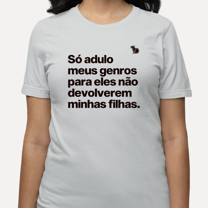 CAMISETA SÓ ADULO MEUS GENROS PARA ELES NÃO DEVOLVEREM MINHAS FILHAS