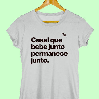 CAMISETA CASAL QUE BEBE JUNTO