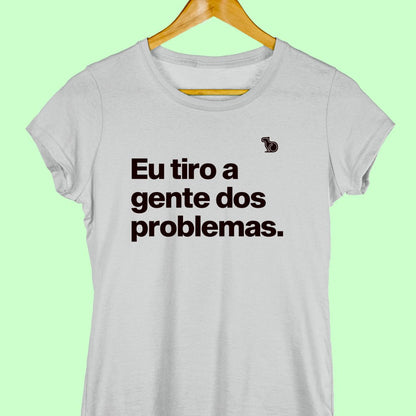 CAMISETA CASAL 02 - UM COLOCA EM PROBLEMAS OUTRO TIRA